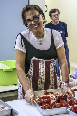 Sao Paulo, Brezilya, 31 Ağustos 2007: Sao Paulo Bixiga mahallede Our Lady Achiropita şöleninde kadın yemek