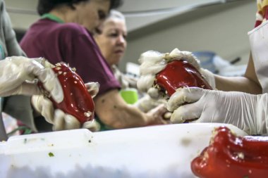Sao Paulo, Brezilya, 31 Ağustos 2007: Sao Paulo Bixiga mahallede Our Lady Achiropita şöleninde kadın yemek