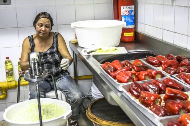 Sao Paulo, Brezilya, 31 Ağustos 2007: Sao Paulo Bixiga mahallede Our Lady Achiropita şöleninde kadın yemek