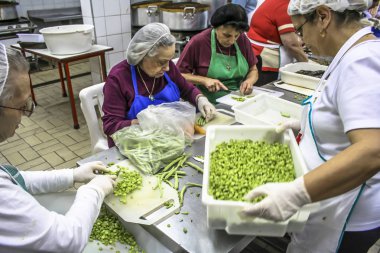 Sao Paulo, Brezilya, 31 Ağustos 2007: Sao Paulo Bixiga mahallede Our Lady Achiropita şöleninde kadın yemek