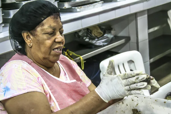 Sao Paulo, Brezilya, 31 Ağustos 2007: Sao Paulo Bixiga mahallede Our Lady Achiropita şöleninde kadın yemek