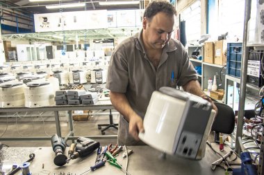 Sao Paulo, Brezilya, 29 Eylül 2008. Soğuk hava odaları assembly line ve Kompresörler Sao Paulo bir sanayi işçisi