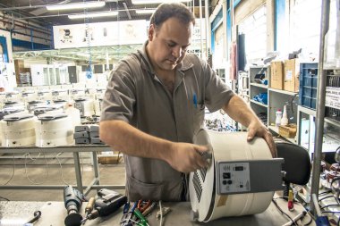 Sao Paulo, Brezilya, 29 Eylül 2008. Soğuk hava odaları assembly line ve Kompresörler Sao Paulo bir sanayi işçisi