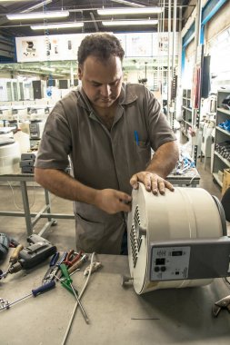 Sao Paulo, Brezilya, 29 Eylül 2008. Soğuk hava odaları assembly line ve Kompresörler Sao Paulo bir sanayi işçisi