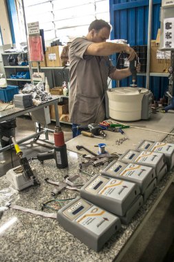 Sao Paulo, Brezilya, 29 Eylül 2008. Soğuk hava odaları assembly line ve Kompresörler Sao Paulo bir sanayi işçisi