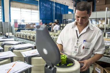 Sao Paulo, Brezilya, 29 Eylül 2008. Soğuk hava odaları assembly line ve Kompresörler Sao Paulo bir sanayi işçisi