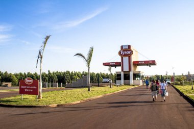 Santa Catarina, Brezilya, 16 Eylül 2009. Tyson et işleme tesisi girişi