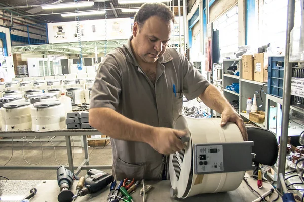 Sao Paulo, Brezilya, 29 Eylül 2008. Soğuk hava odaları assembly line ve Kompresörler Sao Paulo bir sanayi işçisi