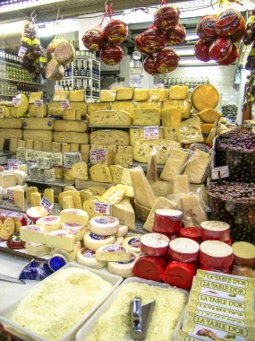 Sao Paulo, Brezilya, 30 Ağustos 2003. Peynir Sao Paulo merkezinde Cantareira Belediye Pazarı (Mercadao) bir büfede satılan