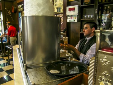 Ribeirao Preto, Sp, Brezilya, 14 Şubat 2004. Barmen Ribeirao Preto şehirde Pinguin pub ve restoran cam içine dokunun taze bira dökülen