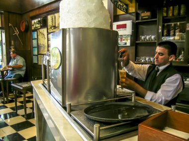 Ribeirao Preto, Sp, Brezilya, 14 Şubat 2004. Barmen Ribeirao Preto şehirde Pinguin pub ve restoran cam içine dokunun taze bira dökülen