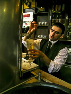 Ribeirao Preto, Sp, Brezilya, 14 Şubat 2004. Barmen Ribeirao Preto şehirde Pinguin pub ve restoran cam içine dokunun taze bira dökülen