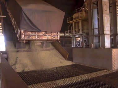 Mato Grosso, Brezilya, 01 Mart 2008. Kamyon bir silo soya çöplüğüne Mato Grosso durumda yapar.