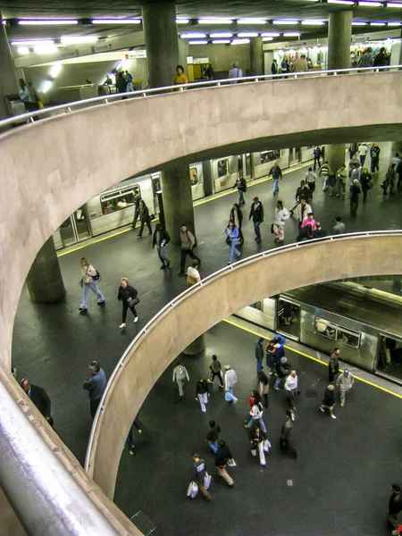 Sao Paulo Brasilien Augusti 2003 Tåg Och Passagerare Vid Tunnelbanestation — Stockfoto