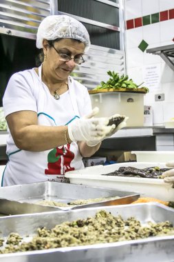 Sao Paulo, Brezilya, 31 Ağustos 2007: Sao Paulo Bixiga mahallede Our Lady Achiropita şöleninde kadın yemek