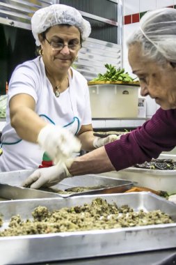 Sao Paulo, Brezilya, 31 Ağustos 2007: Sao Paulo Bixiga mahallede Our Lady Achiropita şöleninde kadın yemek