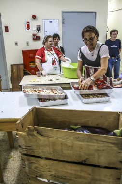 Sao Paulo, Brezilya, 31 Ağustos 2007: Sao Paulo Bixiga mahallede Our Lady Achiropita şöleninde kadın yemek