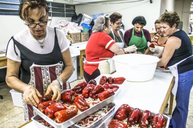 Sao Paulo, Brezilya, 31 Ağustos 2007: Sao Paulo Bixiga mahallede Our Lady Achiropita şöleninde kadın yemek