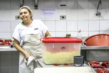 Sao Paulo, Brezilya, 31 Ağustos 2007: Sao Paulo Bixiga mahallede Our Lady Achiropita şöleninde kadın yemek