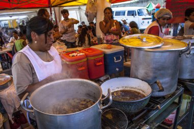 Sao Paulo, Brezilya, 31 Ağustos 2007: Sao Paulo Bixiga mahallede Our Lady Achiropita şöleninde kadın yemek
