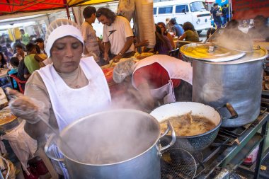 Sao Paulo, Brezilya, 24 Ocak 2008. Kadın Alasitas Bayramı sırasında bir büfenin mutfağında tipik Bolivya gıdalar hazırlar, Kantuta Meydanı'nda, Sao Paulo doğu tarafında