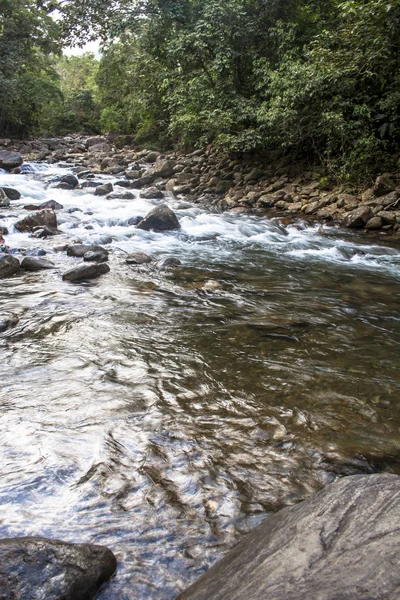 ペルー ブラジルのグアラウ川に岩を通して水レース — ストック写真