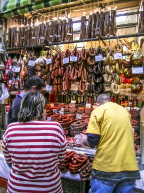 Sao Paulo, Brezilya, 30 Ağustos 2003 Sao Paulo Belediye Pazarı'nda bir büfe önünde işçiler ve müşteriler, Ayrıca Cantareira Belediye Pazarı olarak bilinen, Sao Paulo merkezi bölgesinde