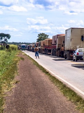 Mato Grosso, Brezilya, 24 Nisan 2005. Kamyon kırsal yolda art arda durdu