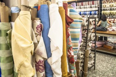 Sao Paulo, Brezilya, Şubat 08, 2011: renkli tekstil yığınları ile geleneksel kumaş mağaza içinde insanlar, Mart ayında 25 sokak,. Şehir Merkezi Sao Paulo