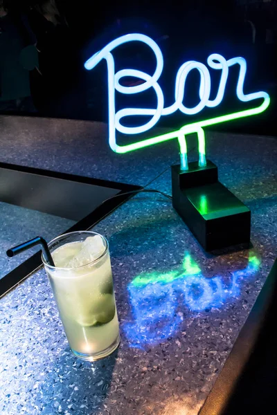 Алкогольный Напиток Яркий Неоновый Письменный Бар Балконе — стоковое фото