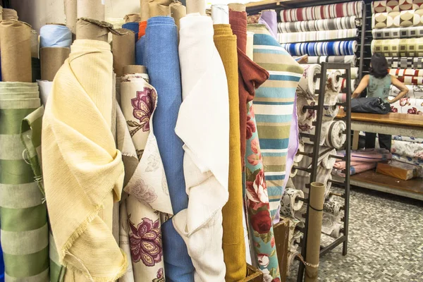 Sao Paulo, Brezilya, Şubat 08, 2011: renkli tekstil yığınları ile geleneksel kumaş mağaza içinde insanlar, Mart ayında 25 sokak,. Şehir Merkezi Sao Paulo