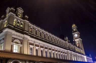 Sao Paulo, Sp, Brezilya, 01 Eylül 2010. Sao Paulo şehir merkezinde, Luz istasyonunun ön cephesinin gece manzarası