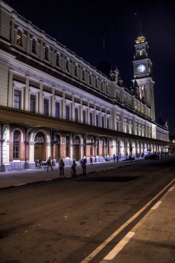 Sao Paulo, Sp, Brezilya, 01 Eylül 2010. Sao Paulo şehir merkezinde, Luz istasyonunun ön cephesinin gece manzarası