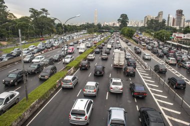 Sao Paulo, Brezilya, 21 Şubat 2011. 23 de Maio Avenue trafik sıkışıklığı, yağmurlu bir günde