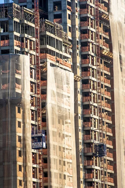2011年7月27日 巴西圣保罗 圣保罗市带网络防护和室外电梯的住宅建筑工地 — 图库照片
