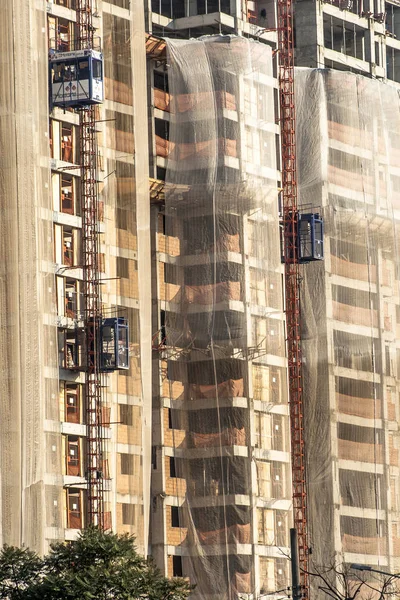 2011年7月27日 巴西圣保罗 圣保罗市带网络防护和室外电梯的住宅建筑工地 — 图库照片