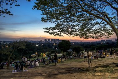 Sao Paulo, Brezilya, Ocak 2019. İnsanlar Sunset meydanından gün batımı saat veya portekizce 