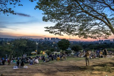 Sao Paulo, Brezilya, Ocak 2019. İnsanlar Sunset meydanından gün batımı saat veya portekizce 
