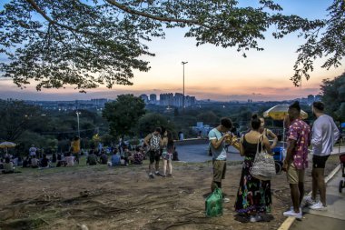 Sao Paulo, Brezilya, Ocak 2019. İnsanlar Sunset meydanından gün batımı saat veya portekizce 