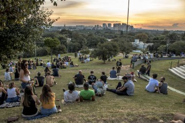 Sao Paulo, Brezilya, Ocak 2019. İnsanlar Sunset meydanından gün batımı saat veya portekizce 