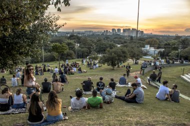 Sao Paulo, Brezilya, Ocak 2019. İnsanlar Sunset meydanından gün batımı saat veya portekizce 