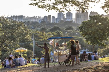Sao Paulo, Brezilya, Ocak 2019. İnsanlar Sunset meydanından gün batımı saat veya portekizce 