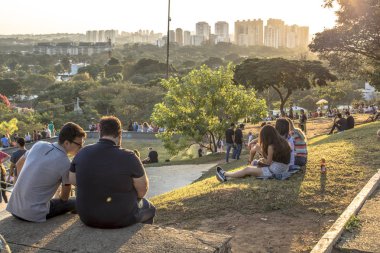 Sao Paulo, Brezilya, Ocak 2019. İnsanlar Sunset meydanından gün batımı saat veya portekizce 