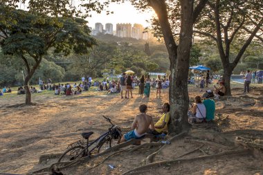 Sao Paulo, Brezilya, Ocak 2019. İnsanlar Sunset meydanından gün batımı saat veya portekizce 