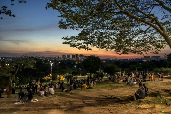 巴西圣保罗 2019年1月 人们等待日落时间的日落时间从日落广场或在葡萄牙 普拉波尔多索尔 在漂亮的邻里维拉马达莱纳 — 图库照片