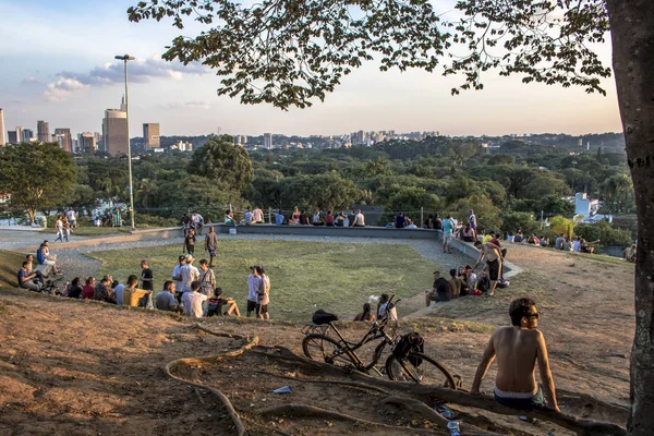 Sao Paulo Brazylia Styczeń 2019 Ludzie Czekają Zachodzie Słońca Placu — Zdjęcie stockowe