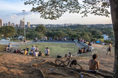 Sao Paulo, Brezilya, Ocak 2019. İnsanlar Sunset meydanından gün batımı saat veya portekizce 