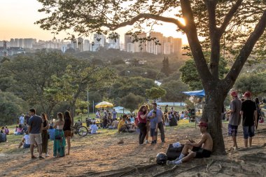 Sao Paulo, Brezilya, Ocak 2019. İnsanlar Sunset meydanından gün batımı saat veya portekizce 
