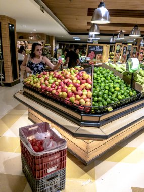Marlia, So Paulo, Brezilya, 19 Nisan 2019. Marilia kentinde bir süpermarkette insanlar, Sao Paulo eyaletinin ortabatı bölgesi, Brezilya