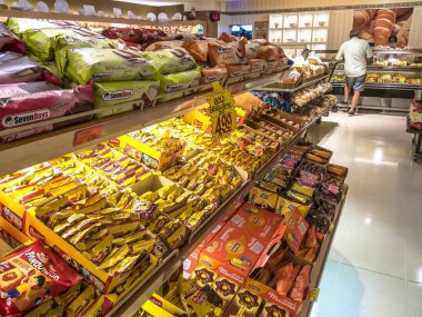 Marlia, So Paulo, Brezilya, 19 Nisan 2019. Marilia kentinde bir süpermarkette insanlar, Sao Paulo eyaletinin ortabatı bölgesi, Brezilya